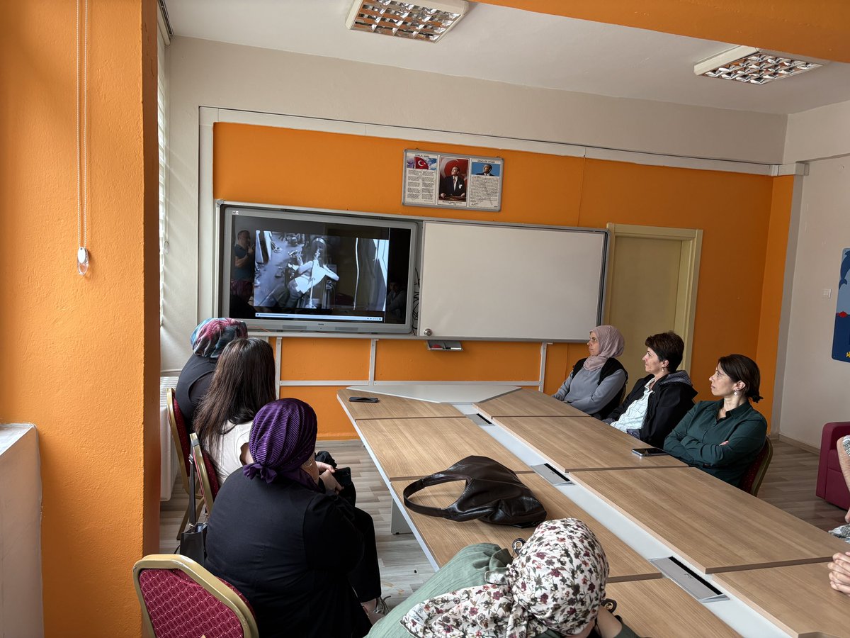 artvinmemisgb's tweet photo. TYP Kapsamında görev yapacak çalışanlarımıza yönelik temel iş sağlığı ve güvenliği eğitimi iş güvenliği uzmanımızca verildi.

@tcmeb @Yusuf__Tekin @meb_dhgm @omurfatih @mebisgb @ozkan_meb 
@drturanergun
@MemArtvin
@FahriAcar08
@izzetaltuntas https://t.co/kcw7OkSKeg