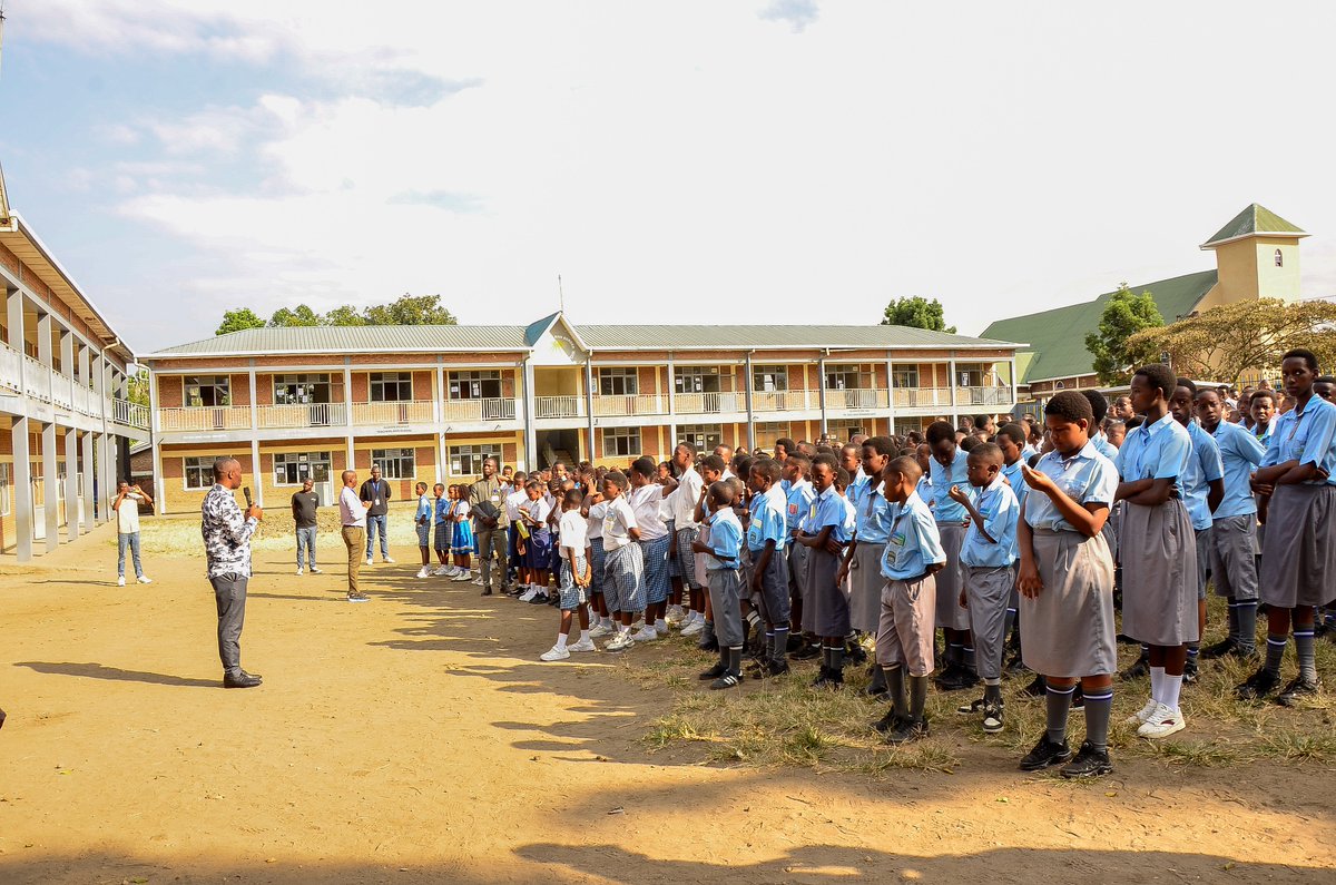 RubavuDistrict's tweet photo. Muri iki gitondo, Umuyobozi w'Akarere @promulindwa yatangije ibizamini bya Leta bisoza amashuri abanza ku ishuri ribanza rya Ecole le Bon Berger. @NESA_Rwanda https://t.co/LHvNeratJT