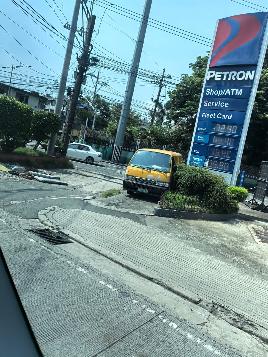 intrvrt888's tweet photo. @MakatiTraffic The island has been like this for weeks https://t.co/ngRkzgeVQQ