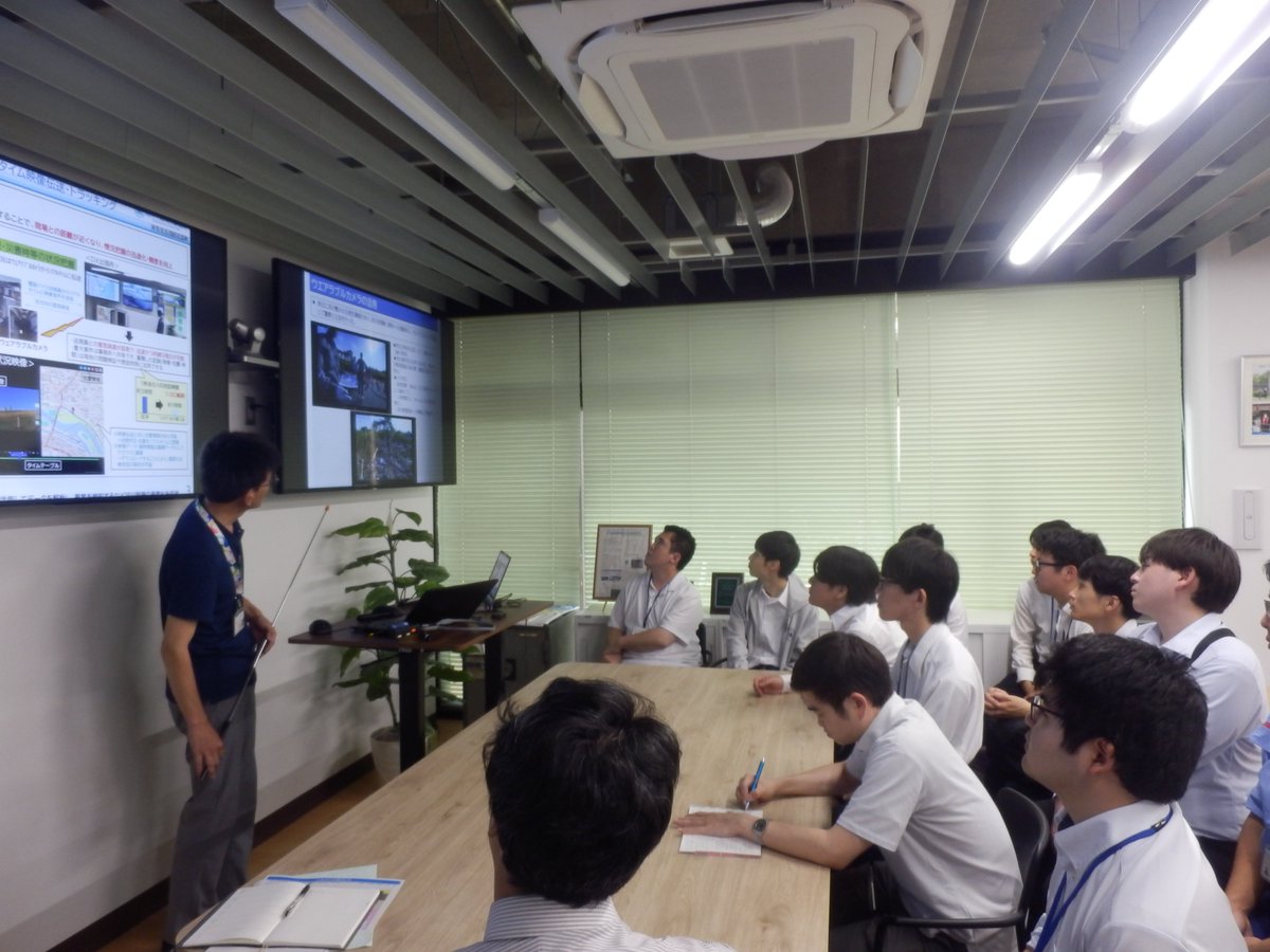 mlit_watarase's tweet photo. ６月２２日に河川管理に携わる若手職員で江戸川水閘門と小名木川出張所を見学しました！
江戸川水閘門は洪水・高潮から街を守る施設で完成から８３年たった今も現役です！
小名木川出張所ではリアルタイム映像伝送を活用した河川管理DXを学ぶ貴重な機会となりました！
#若手が繋ぐ河川管理の未来 https://t.co/aA9aYc257E