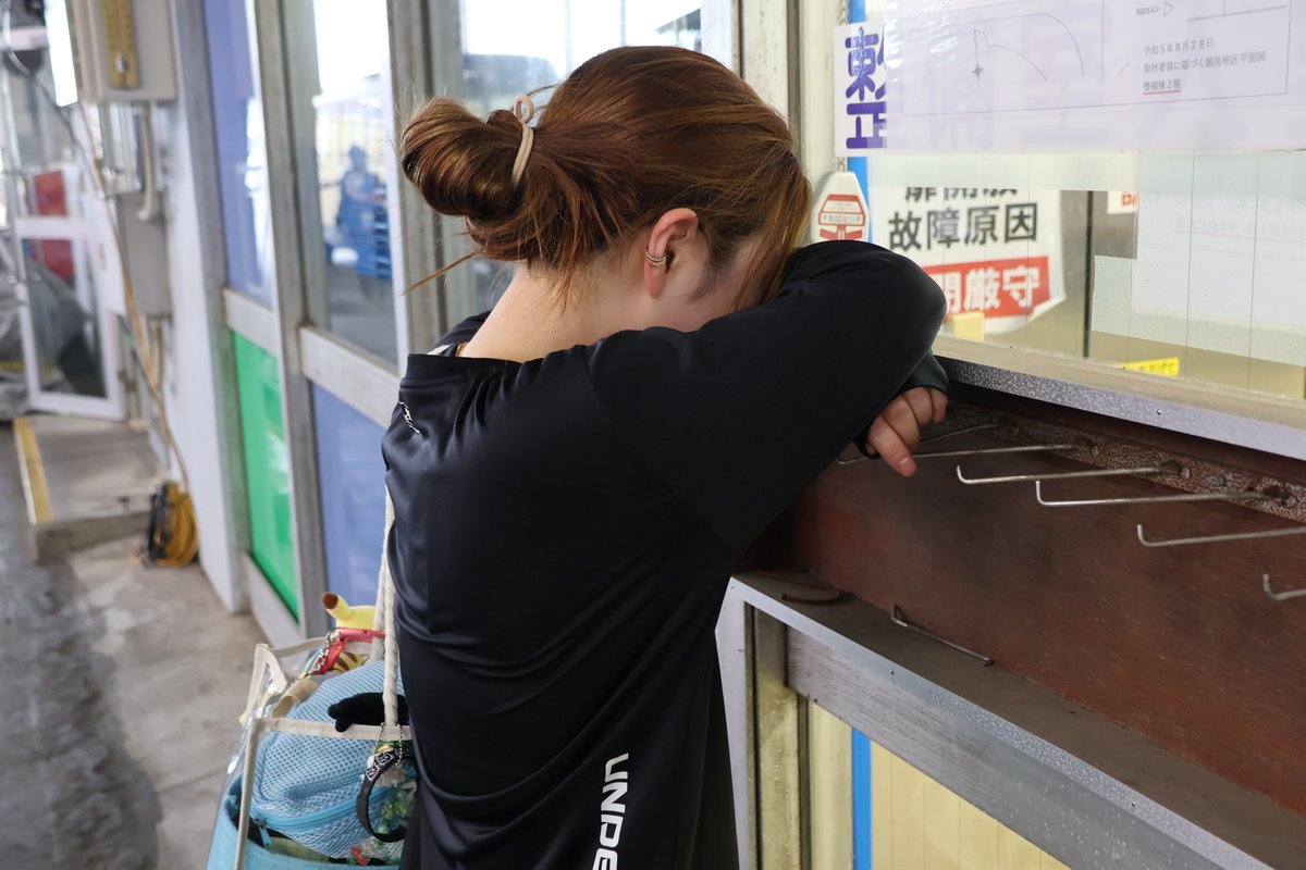 hochi_boatrace's tweet photo. ◆Ｇ２第８回全国ボートレース甲子園（７日・ボートレース戸田・初日）

【本日のナミゾー姫】

初日は２走して４、６着だった西橋奈未選手。思うように乗りこなすことができない現況に「エ～ンッ～」と声を上げてポーズを取っていました。

「はあ～～もう乗れない！ノレナイ！のれな～い！です。試運転の感じなんかはいいのに、本番は本当にだめで…。先輩のアドバイスを聞いてペラを叩いて、思い切ってモデルチェンジしてみました。何とかペラを煮詰めますね！」

大敗が続いてレース後は神妙な表情を繰り返し、声を掛けることを遠慮していましたが、そこは西橋さん。作業を終えると、「あっ、写真でしたね！じゃあ、ファンのみなさんに今の切ない思いをポーズで伝えます」とカメラの前に立ってくれました。

全国のナミラーが２日目以降の激しいＶ字回復を期待して、待っています。踏ん張れ～ナミゾ～！
（担当・淡路）

＃西橋奈未
＃ボートレース戸田
＃甲子園