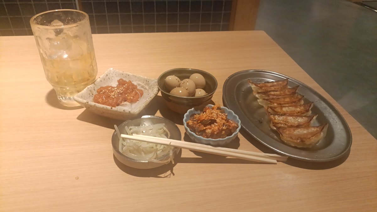macoto711's tweet photo. 次の日のLIVEまで時間があるので軽く飲みます(oωo)
#うみちゃんの忠犬 https://t.co/lA2r0R4vyG
