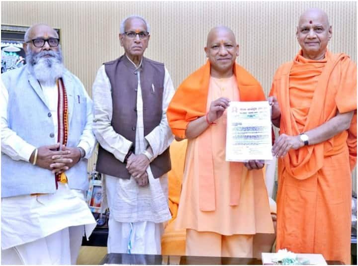 riskyyadav41's tweet photo. कल राम मंदिर ट्रस्ट की बैठक हुई थी जिसमें चंपत बंसल को क्लीन चिट मिल गई योगी जी भी साफ बच गए।

अगर अभी अखिलेश यादव की सरकार होती तो मीडिया की हेडलाइन होती -

अखिलेश के राज में लुट गया राम मंदिर
यदुवंशियों ने लूट लिया रघुवंशियों को।
टिन्नू यादव चंदा लेकर निकला सैफई
टिन्नू यादव ट्रक में चांदी भरकर जाता था सैफई
अखिलेश बताते थे चंदा चोरी का फॉर्मूला।
ओबीसी दलितों का चढ़ावा लूट ले गए अखिलेश
राम मंदिर लूटकर अखिलेश ने बनवाया केदारेश्वर मंदिर
चंदा चोरी से अखिलेश ने सिंगापुर में खरीदा होटल
राम मंदिर में अखिलेश ने बैठाये यादव