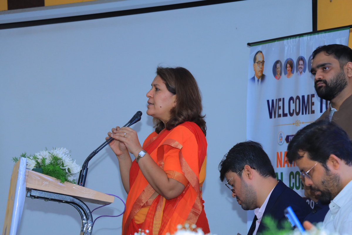 SupriyaShrinate's tweet photo. Addressed the National Legal Conclave 2026 in Hyderabad.

Always good chatting with members of the legal fraternity, public representatives and young minds who believe in the Constitution.

In the age of instant information, the battle for truth strengthens democracy.

Spoke on "Who Writes the National Story? Narrative, Power and Democracy in the Age of Information"

📍 Hyderabad