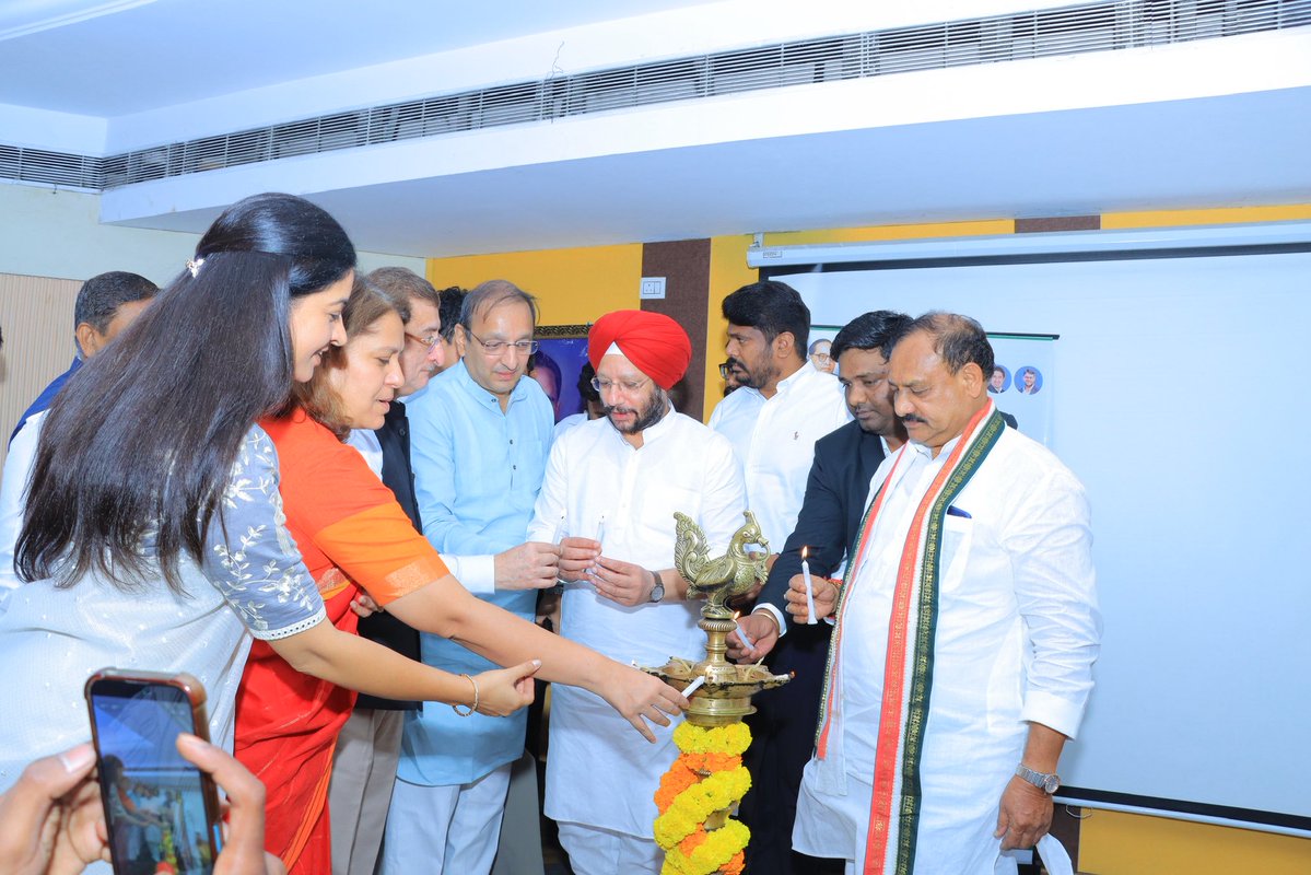 SupriyaShrinate's tweet photo. Addressed the National Legal Conclave 2026 in Hyderabad.

Always good chatting with members of the legal fraternity, public representatives and young minds who believe in the Constitution.

In the age of instant information, the battle for truth strengthens democracy.

Spoke on "Who Writes the National Story? Narrative, Power and Democracy in the Age of Information"

📍 Hyderabad