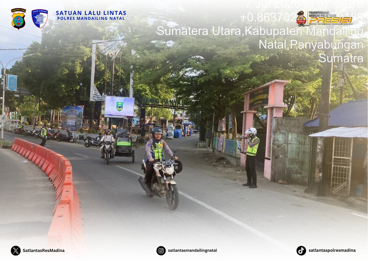 ResSatlantas's tweet photo. Personel Satlantas Polres Madina melaksanakan kegiatan pengamanan dan pengaturan arus lalu lintas Pos Padat Pagi, guna antisipasi terjadinya kemacetan dan laka lantas sehingga terciptanya Kamseltibcar Lantas yang kondusif di wilayah hukum Polres Madina. https://t.co/dBdi944WcT