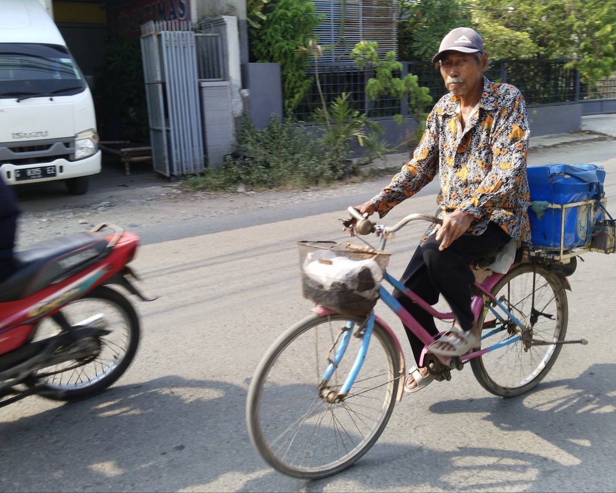 txtdrjkt's tweet photo. guys, di era serba cashless skrng, tetep punya cash di dompet yaa. 

barangkali di jalan ketemu penjual yang sudah berumur yg sudah tidak update lg sama teknologi, jangan lupa jajan di mereka😖🫶🏼 https://t.co/bahfMjT5Ad