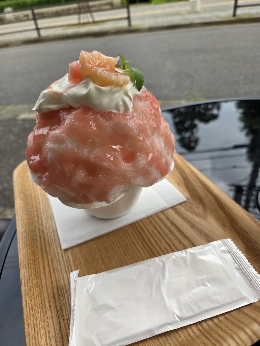 kinanachoco's tweet photo. アトリエワイ
かき氷 黒ごま
(ピーチは夫の分)

黒ごまが香ばしくてとっても美味しかった。この構成でこのお値段は本当にお安い。
あと提携駐車場も料金発生しないように割引券出してくれるのも有難い。 https://t.co/pRjTkKAHGo