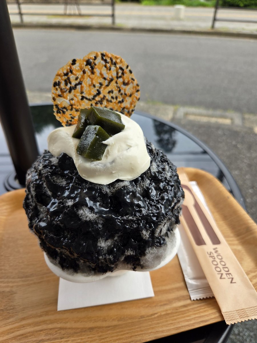 kinanachoco's tweet photo. アトリエワイ
かき氷 黒ごま
(ピーチは夫の分)

黒ごまが香ばしくてとっても美味しかった。この構成でこのお値段は本当にお安い。
あと提携駐車場も料金発生しないように割引券出してくれるのも有難い。 https://t.co/pRjTkKAHGo