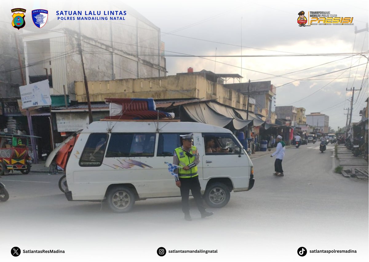 ResSatlantas's tweet photo. Personel Satlantas Polres Madina melaksanakan kegiatan pengamanan dan pengaturan arus lalu lintas Pos Padat Sore, guna antisipasi terjadinya kemacetan dan laka lantas sehingga terciptanya Kamseltibcar Lantas yang kondusif di wilayah hukum Polres Madina. https://t.co/fYejsbieB3