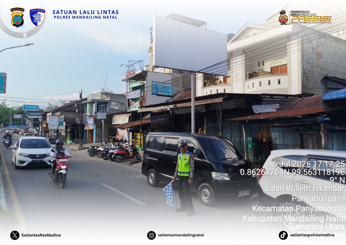 ResSatlantas's tweet photo. Personel Satlantas Polres Madina melaksanakan kegiatan pengamanan dan pengaturan arus lalu lintas Pos Padat Sore, guna antisipasi terjadinya kemacetan dan laka lantas sehingga terciptanya Kamseltibcar Lantas yang kondusif di wilayah hukum Polres Madina. https://t.co/fYejsbieB3