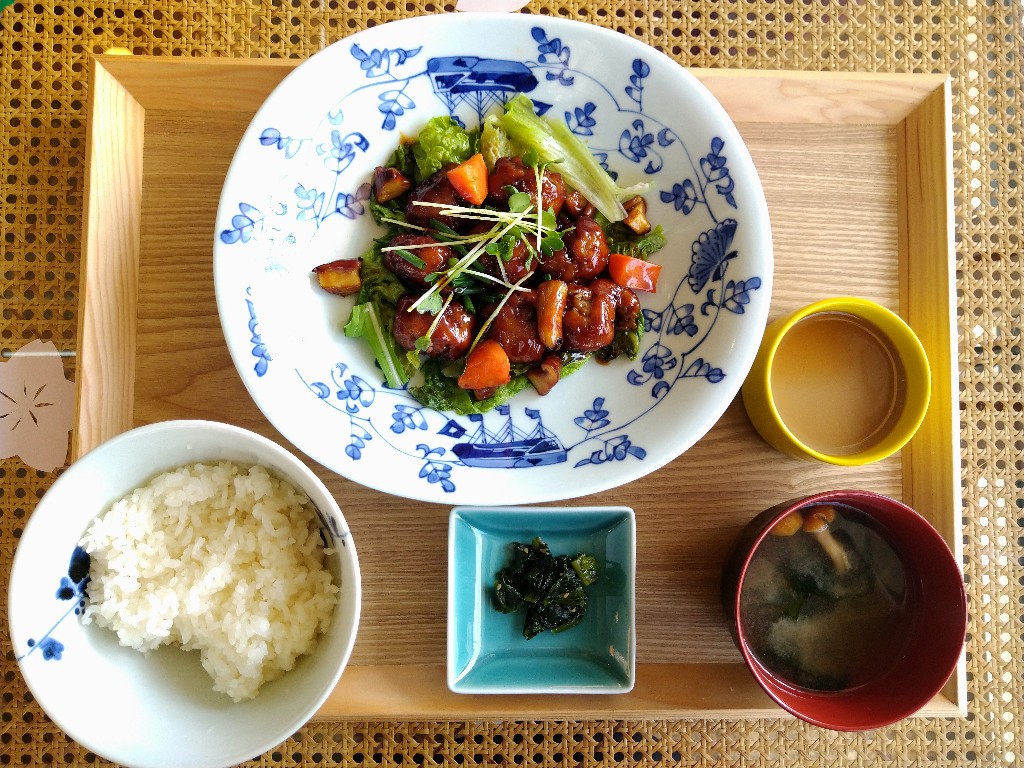 sakaida10's tweet photo. 明日（７／２４）金曜日の
ティールーム陶の日替わりランチは
「肉だんごと野菜の照り焼きソース」です。
食べやすいサイズの柔らかい肉だんごと
色とりどりの野菜を
人気の照り焼きソースで
味付けしました。 https://t.co/G5wu6jZbbk
