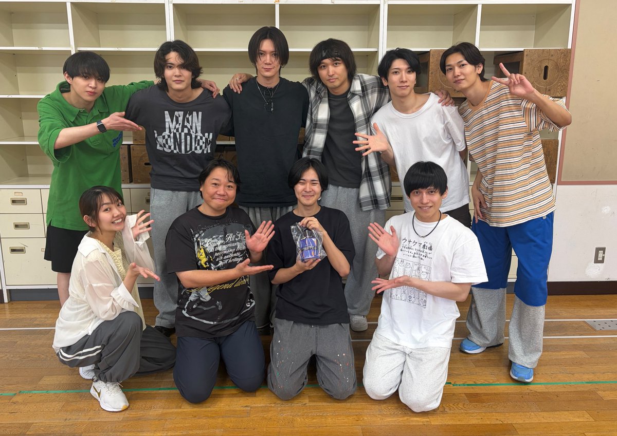 uramichi_st's tweet photo. よい子のみんな〜✨

7月5日は枝沼エディ役 #島田弘蓮 さんのお誕生日！🎉🎉

おめでとうございます！✨
稽古場でもお祝いしましたー！

7月8日～12日
inシアターサンモール
📣公式HP
https://t.co/oVIHRhljBj
🎥生配信チケット好評発売中！

#うらみちお兄さん
#舞台うらみち https://t.co/4UvPNTwADk