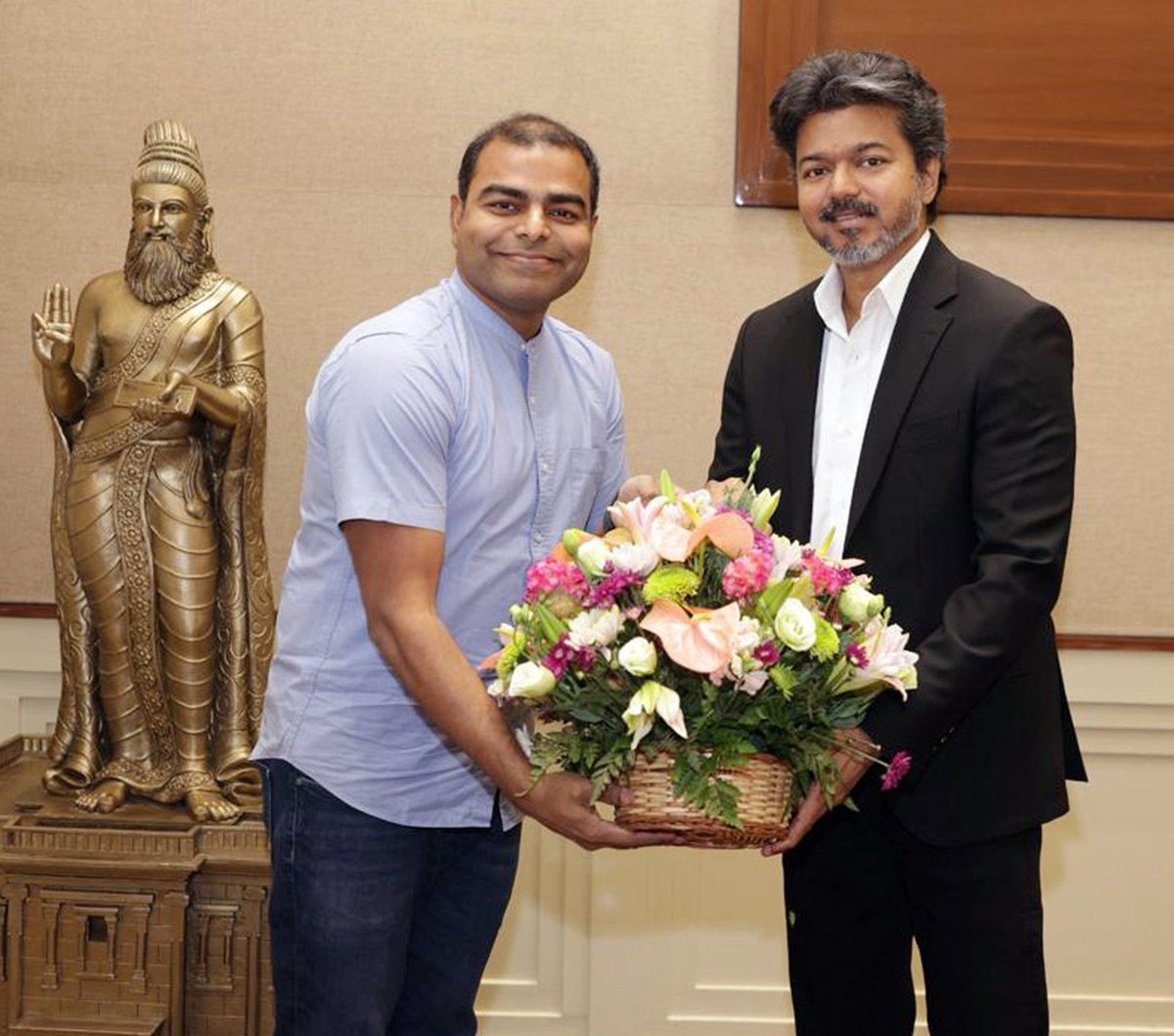 I_obrigado's tweet photo. Dr. பிரபுன்னு ஒரு அமைச்சர், பதவி ஏத்துன உடனே கேமரா தூக்கிட்டு குவாரி குவாரியா போய் ரீல்ஸ் எடுத்து போட்டு PR Stunt அடிச்சுனு இருந்தார். இப்ப பல வாரமா ஆளு எங்கன்னே தெர்ல.

கட் பண்ணா, VV Minerals வைகுண்டராஜன் மகன் நேத்து முதலமைச்சர் விஜய சந்திச்சுருக்கார்.

அண்ணாச்சி பவர் !!! https://t.co/PYO9XEHtUb