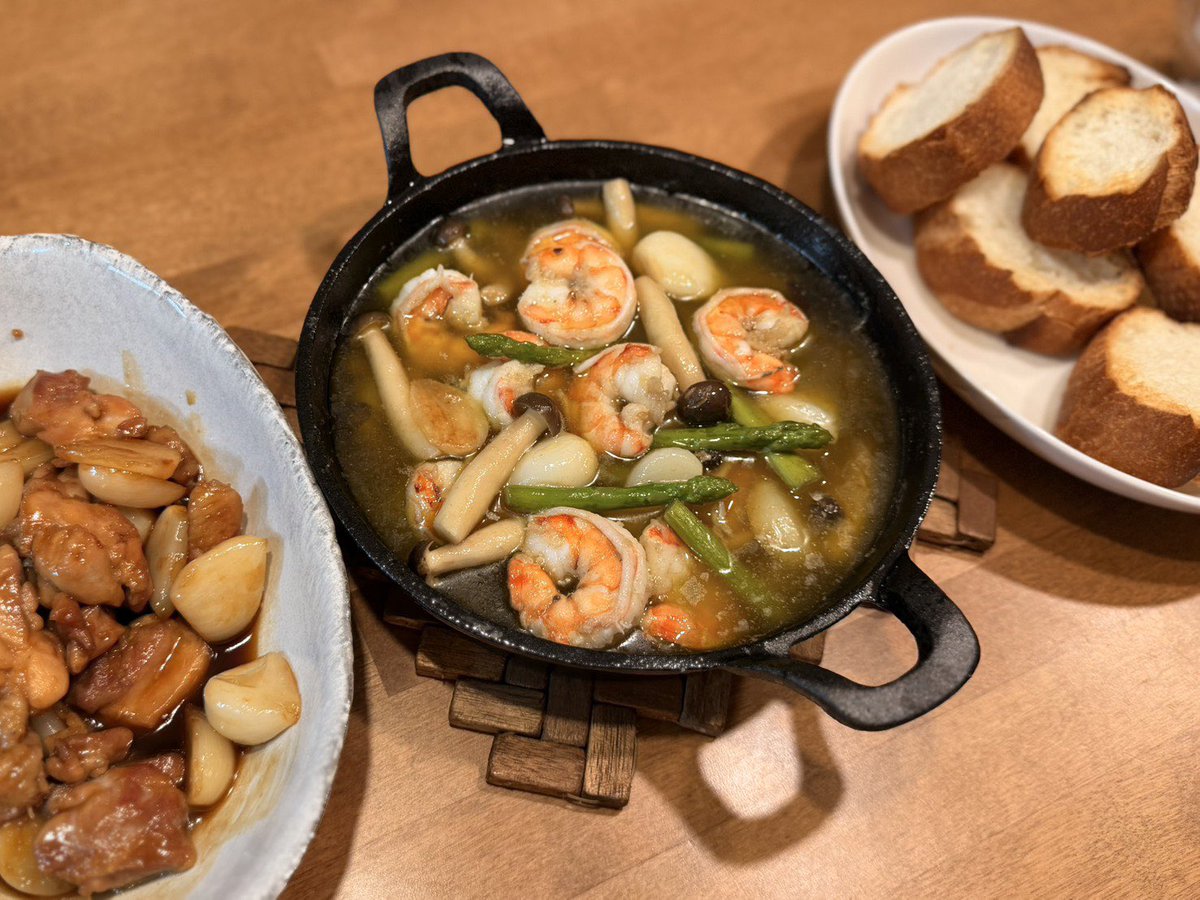 ashitamogei's tweet photo. キャンディ謹製「新ニンニクのアヒージョ」と「鶏の照り焼き、新ニンニクを添えて」

美味かったそうです！ https://t.co/0PFVnD3Ah8