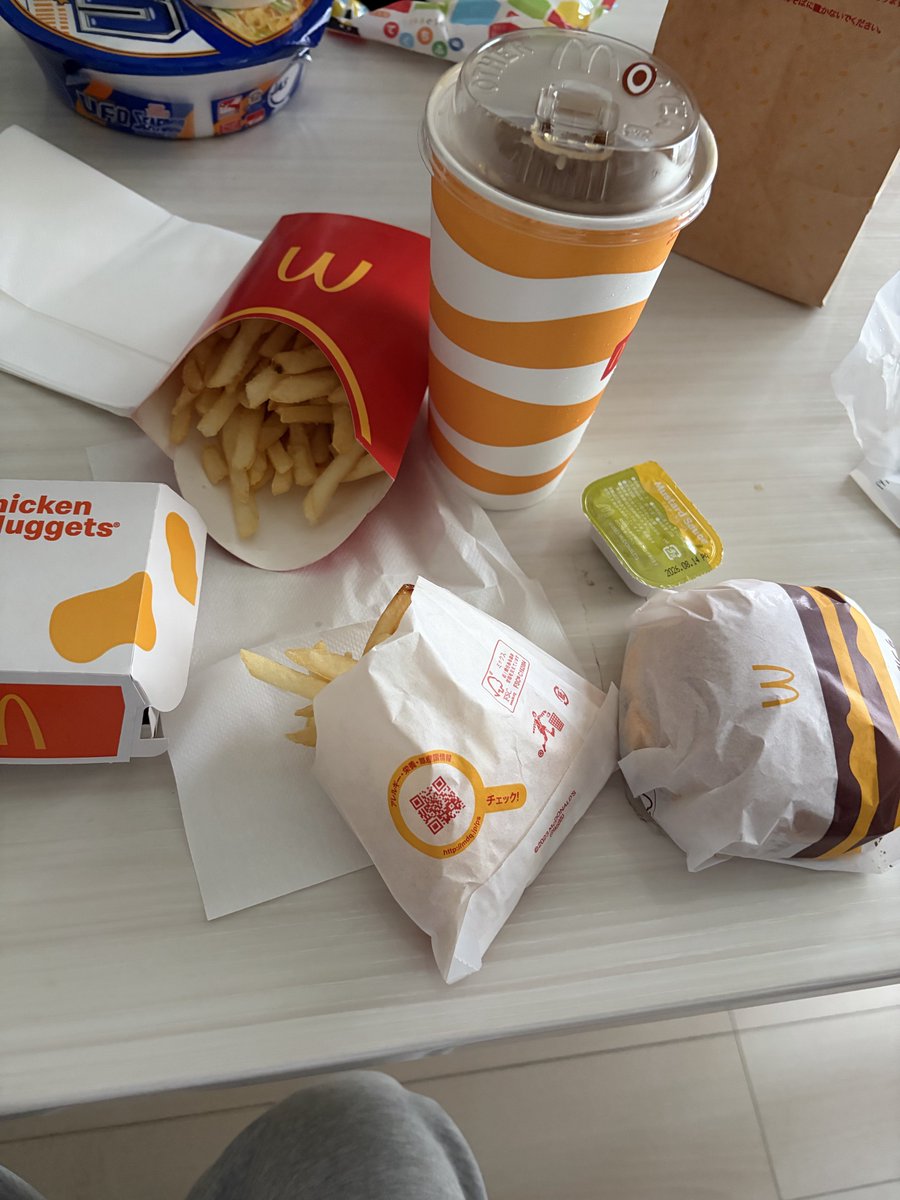 chikupeeeeeen's tweet photo. お腹減ったからマックのドライブスルーに行った。
ダブルチーズバーガーセットとナゲット頼んだら『今無料なのでポテトLサイズにしますね！』って言われて食べれるかなぁって帰ったら謎のSサイズのポテトまで入ってて食べれないかも。 https://t.co/iFStqEQyZd