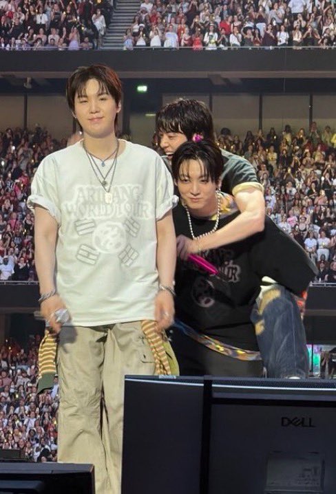 y00ngipurrs's tweet photo. all three of them are exactly where they want to be https://t.co/plCTrT3ZYD