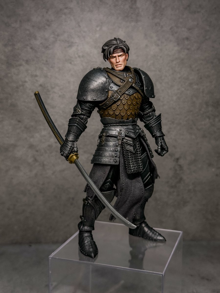 bucky_spike's tweet photo. 長巻と呼ばれる
柄の長さが刃と同じくらいのめっちゃ長い刀を特注オーダーで制作しました。

これがめちゃくちゃかっこいい😎
うちで販売している通常の刀(L 118mm)と並べるとどれだけ長いかわかると思います

注文可能ですので欲しい方がいましたらDMしてください https://t.co/w2fwusUe8M