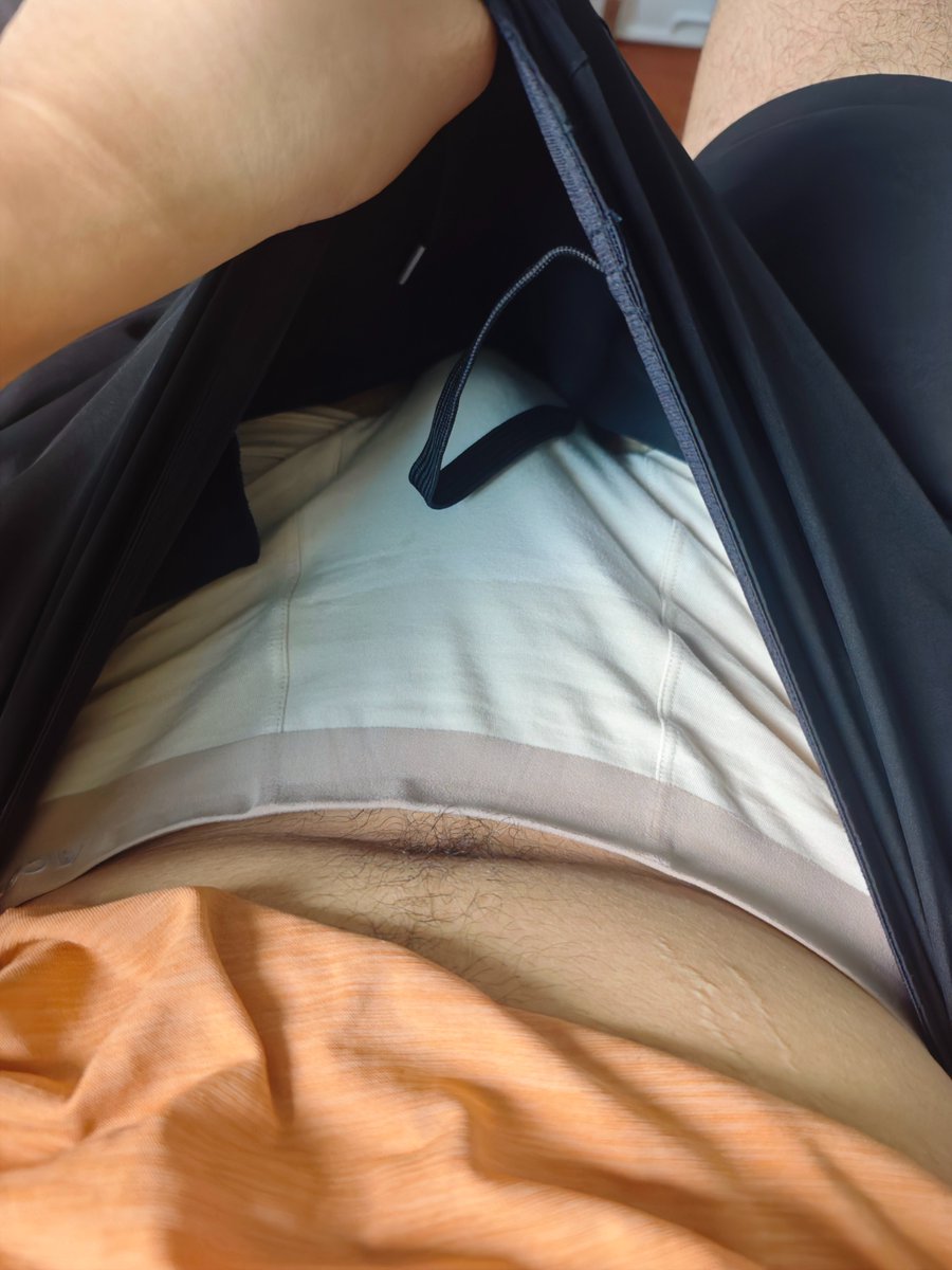 bigpig135's tweet photo. 刚刚健身房结束 看看内搭说是，粉丝投稿下午会处理 #男大 #包茎 https://t.co/1KtoYTbIiZ