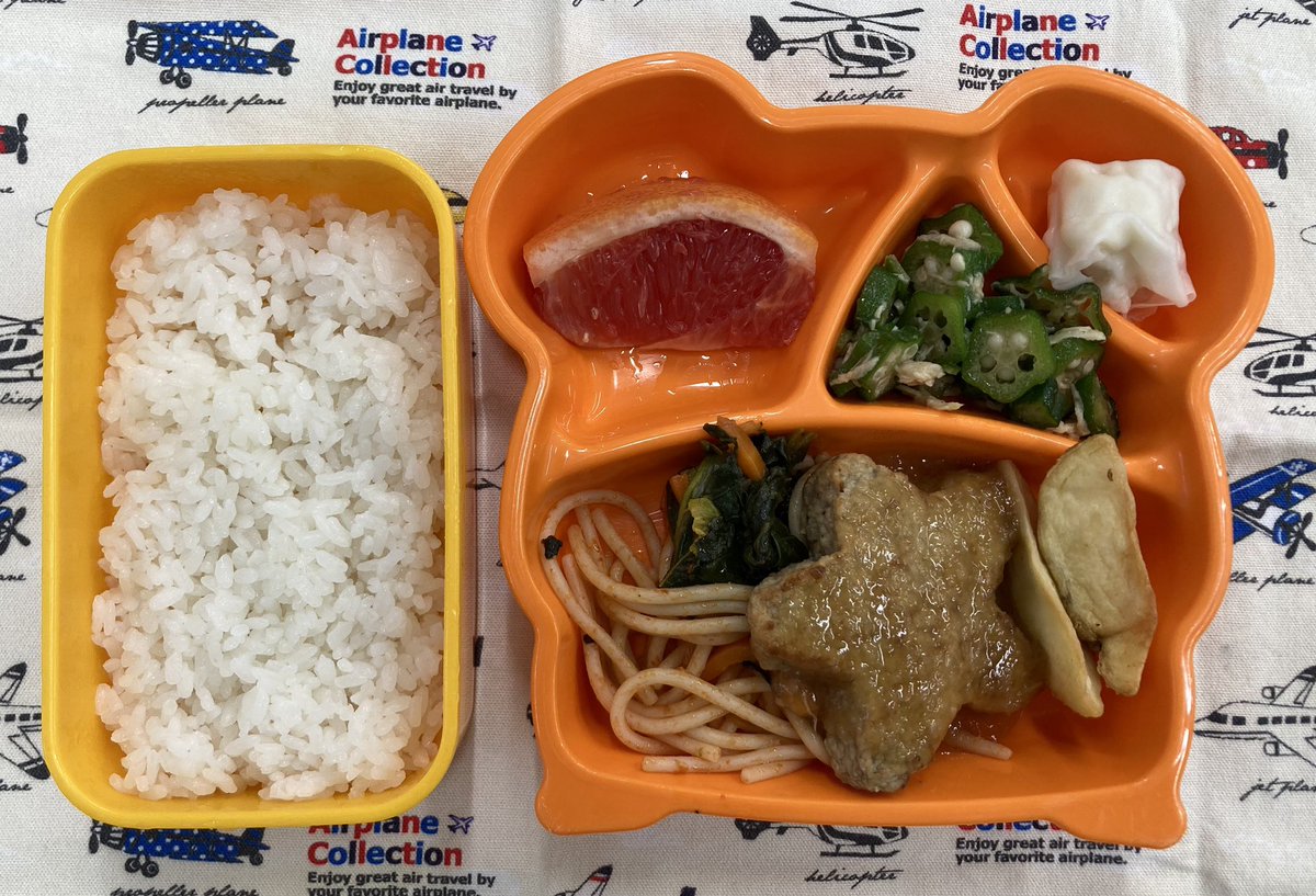 sankokg's tweet photo. 🎋今日の弁当給食🎋

🍴7月7日（火）🥢
🍱メニュー

ごはん
和風ハンバーグ
ナポリタン
オクラと蒸し鶏の和え物
しゅうまい
フライドポテト
ピンクグレープフルーツ

いただきます😋

#港区立幼稚園
#港区幼稚園 https://t.co/jX1uGIuh0s