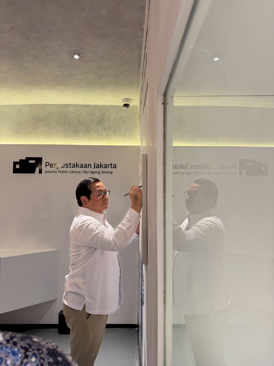 prastow's tweet photo. Pagi tadi, Pak Pram meresmikan Perpustakaan Jakarta Nyi Ageng Serang. Perpustakaan ini cukup lama tdk aktif dan direnovasi. Dengan koleksi lebih dari 55 ribu dan aneka fasilitas, termasuk buka sd pukul 10 malam, tempat ini akan jadi sahabat menikmati waktu di Jakarta.

Lokasinya sangat strategis, di kawasan Kuningan. Silakan ajak teman2 utk menjelajahi dunia lewat buku🔥😇🙏🏻