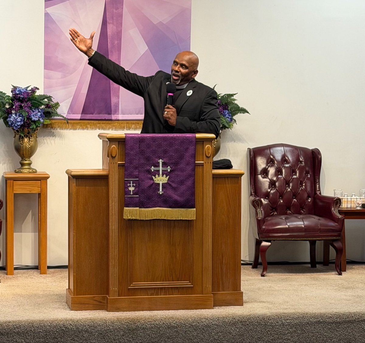 newdaytab's tweet photo. Elder Melvin Washington took us to the history book, Acts 16:25-31 for “Faith Under Pressure”. Are you able to worship THE LORD while you’re wounded, worried, in pain and panicking?
#THEArmor #Faith #Grateful #WorkToDo #ItsNotOver #TheLoveofGOD #BeReady #NoFear #Prayer https://t.co/8Ado4F9vTk