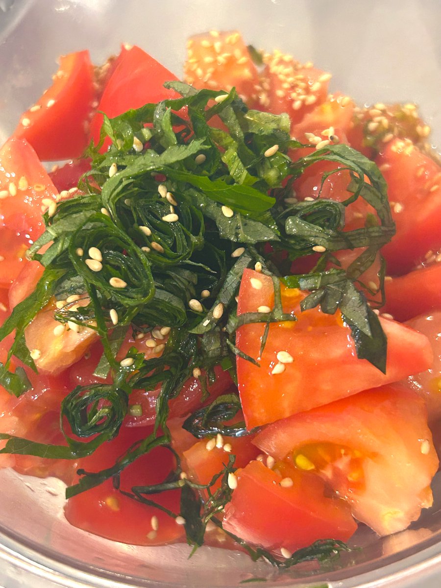 akimilgohan's tweet photo. 我が家の家庭菜園も実をつけ始めました。
ひと足早く大葉の収穫。トマトサラダの名脇役に！
#おうちごはん https://t.co/lSgBCrFb1V