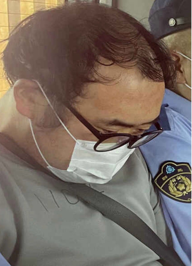 24chokemaru's tweet photo. 【悲報】「健康や家族の将来悲観」群馬子ども2人死亡で父親

小学1年の長女（6）に対する殺人容疑で逮捕された父親の井上敏典容疑者（42）

「自身の健康状態や家族の将来を悲観した」と供述、1月ごろから仕事を休んでおり詳しい健康状態や事情を調べる

帰宅した井上容疑者の妻が明莉さんと長男柊利ちゃん（3）が倒れているのを発見

井上容疑者が柊利ちゃんを殺害した可能性があるとみて調べている

最近ほんと多い「悲観して」無理心中…まだ一人で４んでくれた方がよかった…奥さんは、こんなことされたら、ほんと堪らない…

鬱とか精神を病んでる患者と子供を一緒に自宅に残すリスクを改めて感じた…