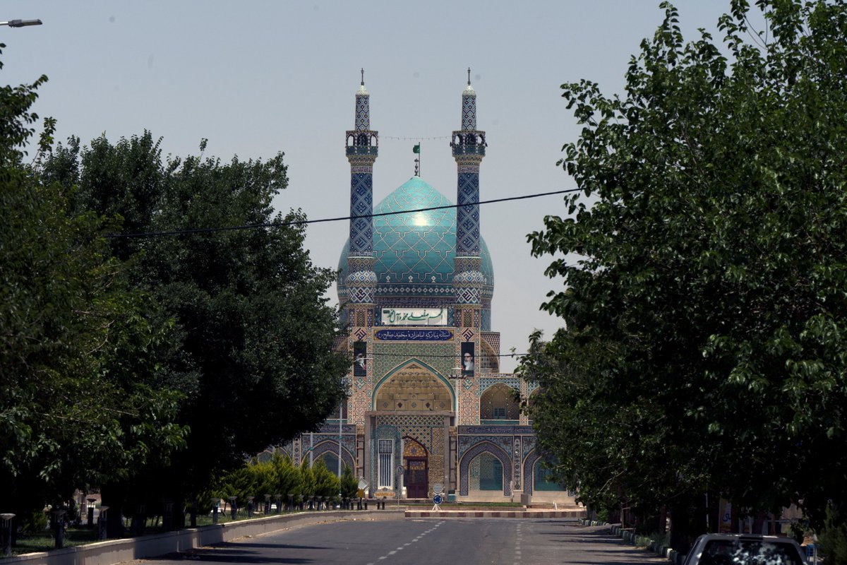 azarinia's tweet photo. A 700-year-old masterpiece hidden in the desert of Kerman, Iran.🏜️

This is the Shrine of Imamzadeh Saleh in Anar—a breathtaking reflection of #Shia culture and #IslamicArt that even fascinated British General Percy Sykes in his #travelogue.

Let’s unlock its secrets 👇(1/4) https://t.co/1XLzmGavJF