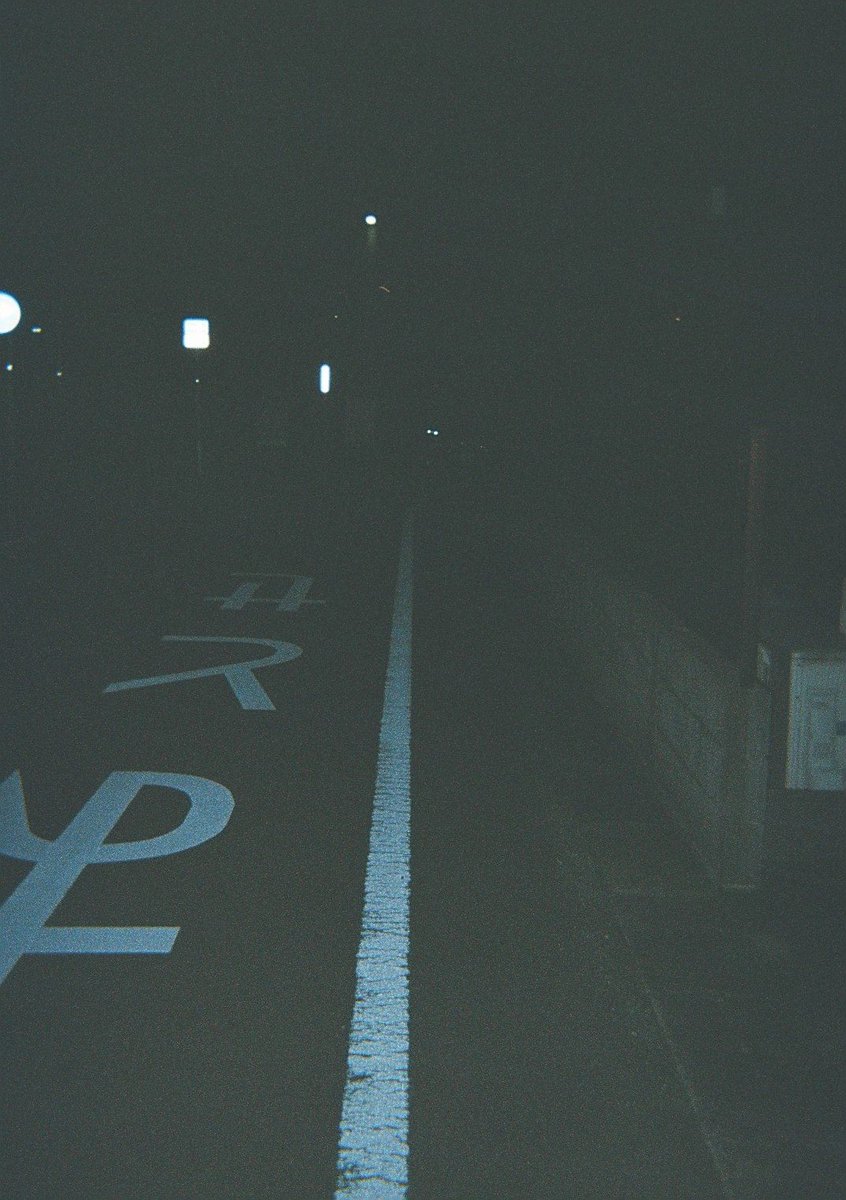 camera_suzuki's tweet photo. こんにちは😃カメラはスズキです✨
夜に写ルンですを使用するとどんな写りになるかご存知ですか？
写ルンですのフラッシュは、夜近くにあるものは照らせますが、遠くの景色までは鮮明に写りません😢

3枚目の写真のように、現像済みのフィルムに写っているものが鮮明でない、または何も写っていないように見えるときは、明るさ不足が考えられます💡

是非参考にしてみてください！