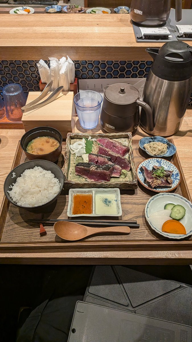 uryo1112's tweet photo. 噂の美味しすぎる鰹のたたき最高すぎた。ご飯おかわり自由だし最後に締めのお茶漬けにもできて神。
今年の東京ランチNo.1． https://t.co/tHXpP4XeE5