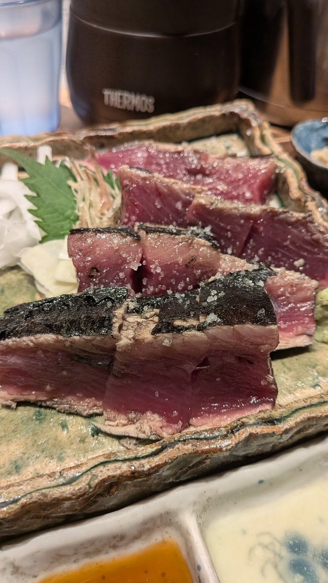uryo1112's tweet photo. 噂の美味しすぎる鰹のたたき最高すぎた。ご飯おかわり自由だし最後に締めのお茶漬けにもできて神。
今年の東京ランチNo.1． https://t.co/tHXpP4XeE5