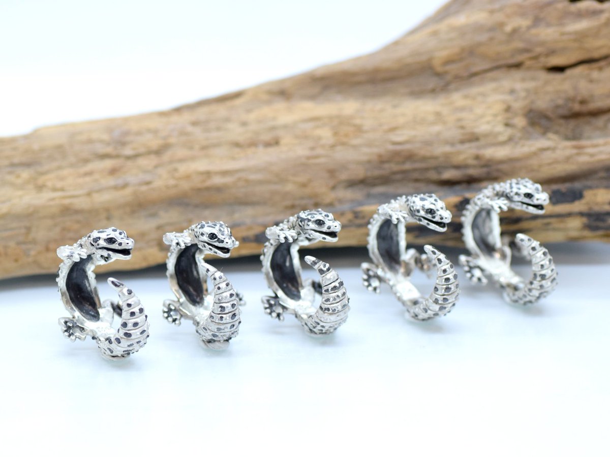 OutputJewelry's tweet photo. レオパゲッコーのシルバーリング。
5個完成しました。
それぞれ模様の違う個体です。
左から1.2.3個はサイズ13号前後。
左から4.5個はサイズ17号前後。

価格は各22000円税込ですが、次回の信州ハンドクラフトフェスタは各2万円税込で販売します。

レオパ好きの方お待ちしてます😊

#信州ハンドクラフトフェスタ