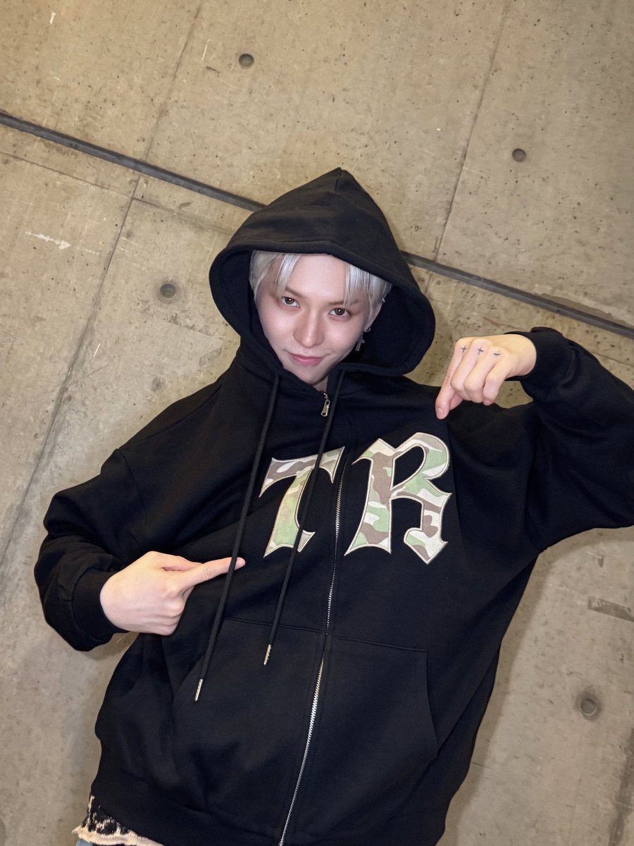 raabit__90's tweet photo. 후드 모델이 넘 잘생겻어요…. https://t.co/Yz16WZeg3b