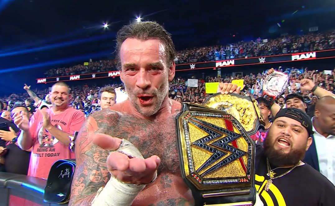 proyectopw's tweet photo. ¡¡CM PUNK ES EL NUEVO CAMPEON DE LA WWE!! 
Tras reemplazar a Cody Rhodes destrona a Sami Zayn.

#WWE #CMPunk #SamiZayn https://t.co/c0tXkALVOB