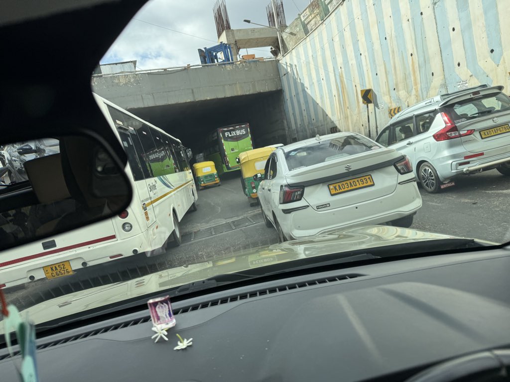 ranganmk's tweet photo. Everyday there’s 15 min jam at Hennur ring road  junction underbridge just because the road is uneven and everyone slows down. This shouldn’t be a complex fix. Kindly take action and save our time @bbmpcommr @Hennur22943732 @CMofKarnataka https://t.co/ygzAixYqxB