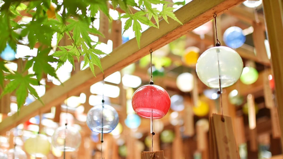 event_checker's tweet photo. 川越氷川神社
「縁むすび風鈴」開催中🎐

2,000個の江戸風鈴が境内を彩り、
昼は涼やか、夜は幻想的な世界に🌌 

願いごとを書いた短冊を結ぶ体験や
限定のお守り・御朱印も✨

📅 9/6まで
📍 埼玉・川越
🎟 入場無料

→ https://t.co/piIKmf4nne https://t.co/6Cvvjgpg13