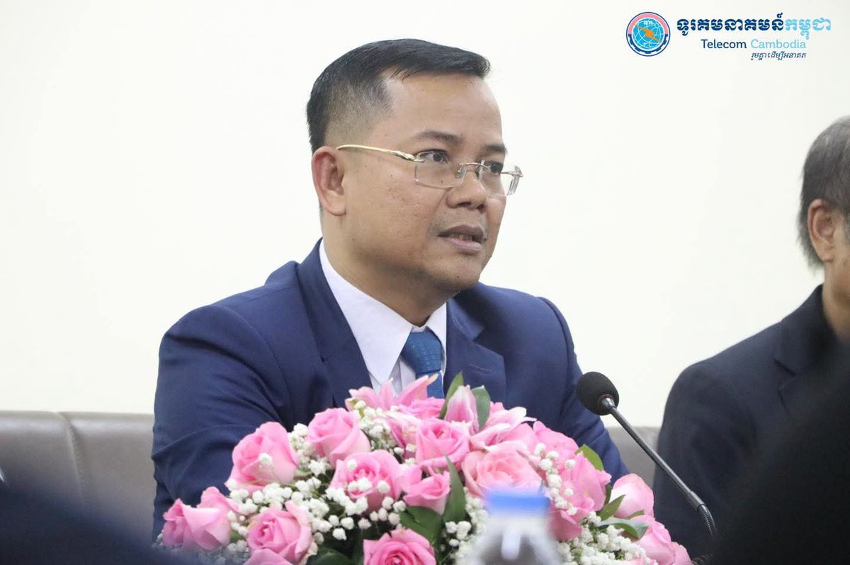 CambodiaTelecom's tweet photo. ឯកឧត្ដម សឿង ម៉ូរ៉ារិទ្ធ អគ្គនាយកទ.ក. និងលោក Park Hee Jin ប្រធាននាយកប្រតិបត្តិ ធនាគារ ស៊ិនហាន (ខេមបូឌា) ម.ក. បានចុះហត្ថលេខាលើអនុស្សរណៈនៃការយោគយល់គ្នា https://t.co/QJZc4voMx0
