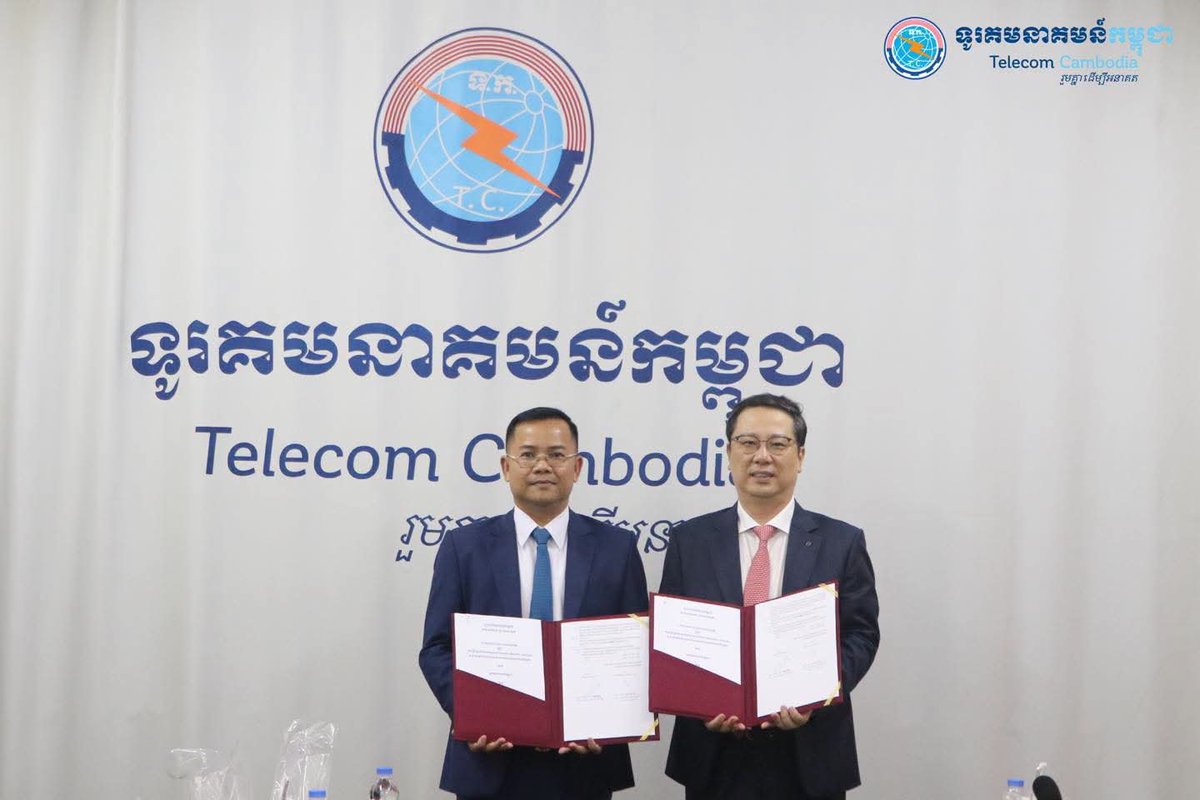 CambodiaTelecom's tweet photo. ឯកឧត្ដម សឿង ម៉ូរ៉ារិទ្ធ អគ្គនាយកទ.ក. និងលោក Park Hee Jin ប្រធាននាយកប្រតិបត្តិ ធនាគារ ស៊ិនហាន (ខេមបូឌា) ម.ក. បានចុះហត្ថលេខាលើអនុស្សរណៈនៃការយោគយល់គ្នា https://t.co/QJZc4voMx0