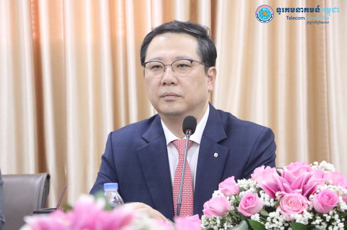 CambodiaTelecom's tweet photo. ឯកឧត្ដម សឿង ម៉ូរ៉ារិទ្ធ អគ្គនាយកទ.ក. និងលោក Park Hee Jin ប្រធាននាយកប្រតិបត្តិ ធនាគារ ស៊ិនហាន (ខេមបូឌា) ម.ក. បានចុះហត្ថលេខាលើអនុស្សរណៈនៃការយោគយល់គ្នា https://t.co/QJZc4voMx0