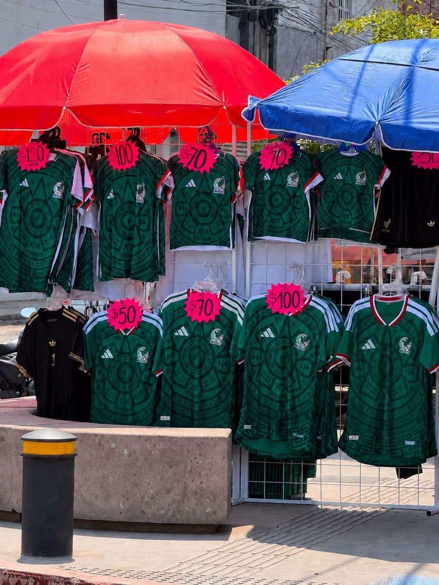 ccmexxas's tweet photo. Ahora si me alcanza para comprarme mi playera de México https://t.co/Tbgmp1gBy9