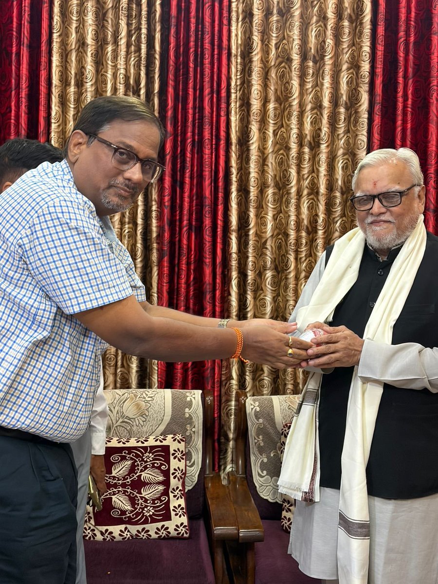 atulkotharissun's tweet photo. जबलपुर प्रवास में V रेडियो पर साक्षात्कार हुआ साथ में विजयश्री शै.संस्थान की मुलाकात,पर्यावरण प्रांत संयोजक प्रो सुरेन्द्र जी एवं प्रांत संयोजक डाॅ निलेश जी के परिवार में जाना हुआ।साथ में क्षेत्र संयोजक डाॅ अजय तिवारी, संस्था संचालक डाॅ राजेश जी एवं परिवार जन। https://t.co/OxQMcKGc6u