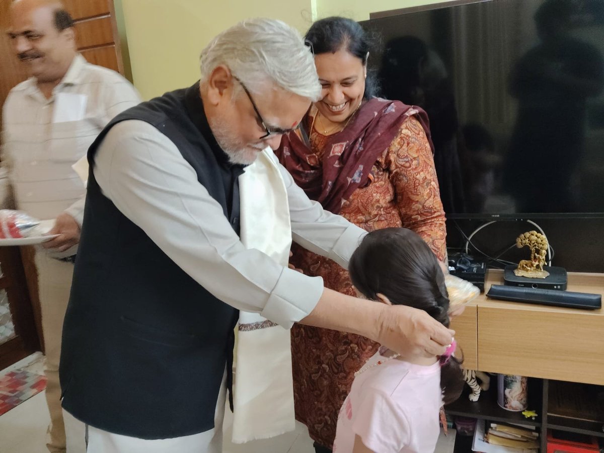 atulkotharissun's tweet photo. जबलपुर प्रवास में V रेडियो पर साक्षात्कार हुआ साथ में विजयश्री शै.संस्थान की मुलाकात,पर्यावरण प्रांत संयोजक प्रो सुरेन्द्र जी एवं प्रांत संयोजक डाॅ निलेश जी के परिवार में जाना हुआ।साथ में क्षेत्र संयोजक डाॅ अजय तिवारी, संस्था संचालक डाॅ राजेश जी एवं परिवार जन। https://t.co/OxQMcKGc6u