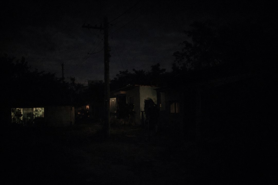 cubasiglo21's tweet photo. La caída del SEN en Cuba vuelve a dejar al país en penumbras. Cada apagón profundiza los prejuicios y dificultades que enfrenta el pueblo cubano, víctima de una infraestructura obsoleta y una gestión ineficiente. #cambioYa #cuba https://t.co/2eRYGkYTXD