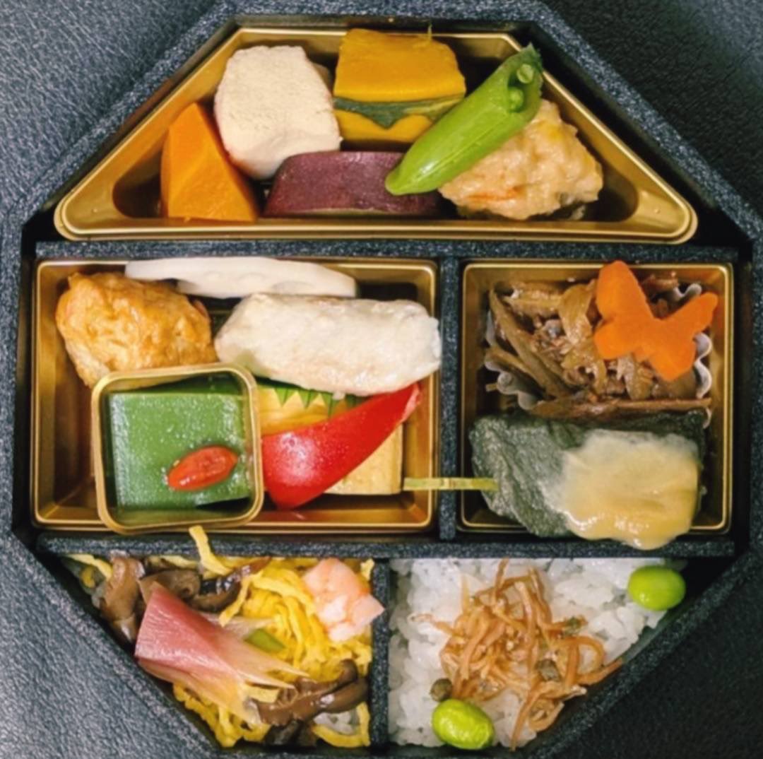 yuuki_bj's tweet photo. #美濃��　様の　鞍馬　弁当🍱
ちりめん山椒ご飯とちらし寿司の両方が、味わえて素敵💓
大豆大好きなのでよもぎ麩田楽と
抹茶胡麻豆腐が最高に嬉しい🥹　
お野菜たくさんなうえに
さわら西京焼に牛肉ごぼうしぐれ煮と
お魚、お肉もバランス良く頂けます🐟🍖
もちろんペロリと完食😋
ご馳走様でした🩷 https://t.co/6uH148SL6x