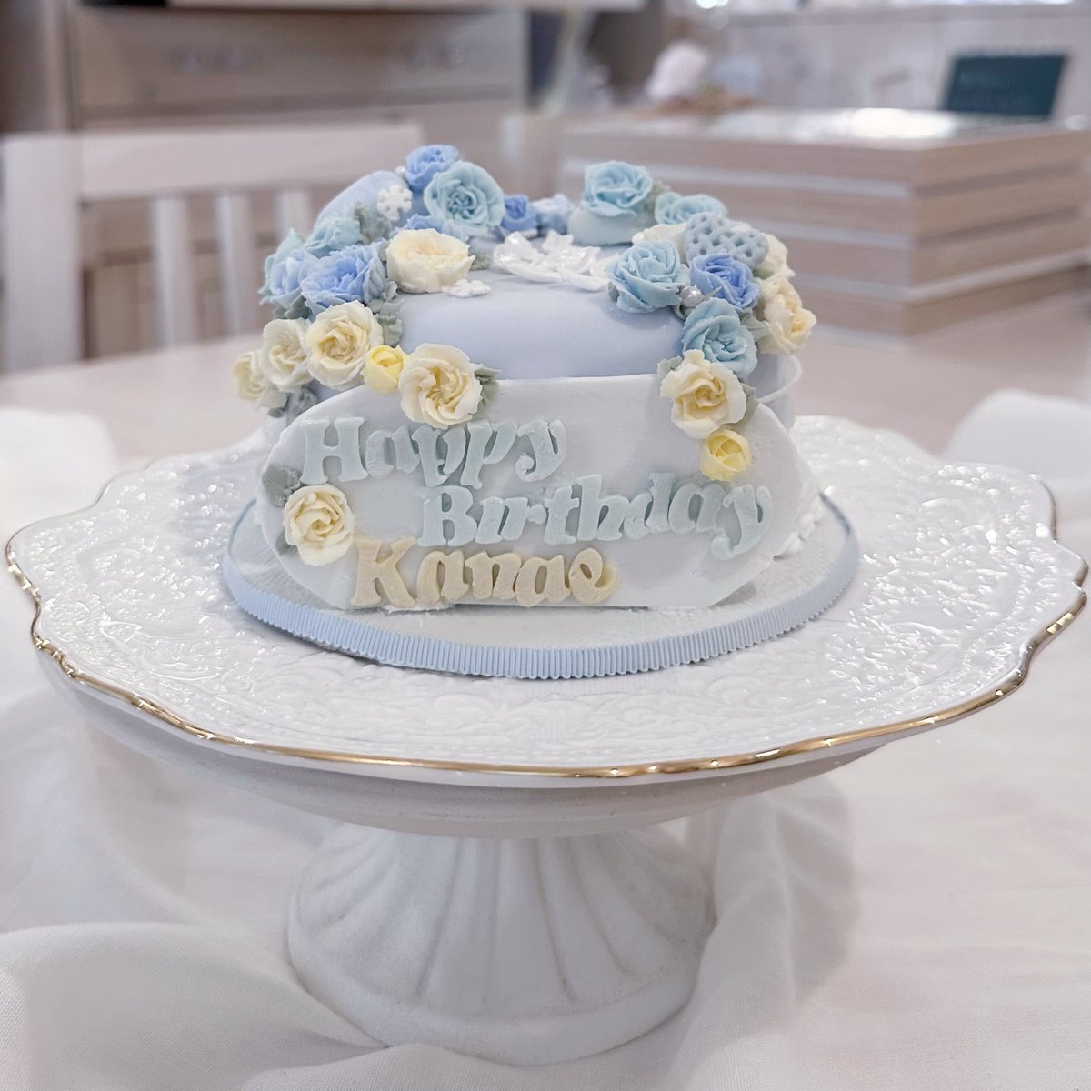 kanau_nya's tweet photo. せっかくなのでこちらも🎂

シュガークラフトケーキといって、お砂糖で出来ている観賞用のケーキです🎶
去年の叶さんのバースデービジュに合わせて、オーダーさせて頂きました✿︎
薔薇がとっても綺麗で素敵に仕上げていただいたので見ていただけると💫💭
 #叶誕生祭2026  #かなえーる https://t.co/mR2Tlf4h17