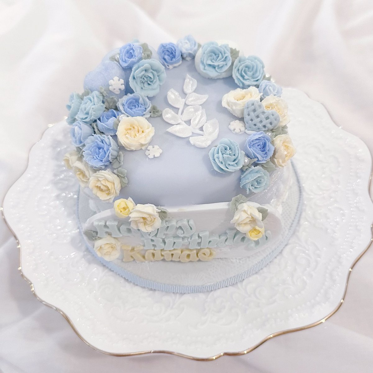 kanau_nya's tweet photo. せっかくなのでこちらも🎂

シュガークラフトケーキといって、お砂糖で出来ている観賞用のケーキです🎶
去年の叶さんのバースデービジュに合わせて、オーダーさせて頂きました✿︎
薔薇がとっても綺麗で素敵に仕上げていただいたので見ていただけると💫💭
 #叶誕生祭2026  #かなえーる https://t.co/mR2Tlf4h17