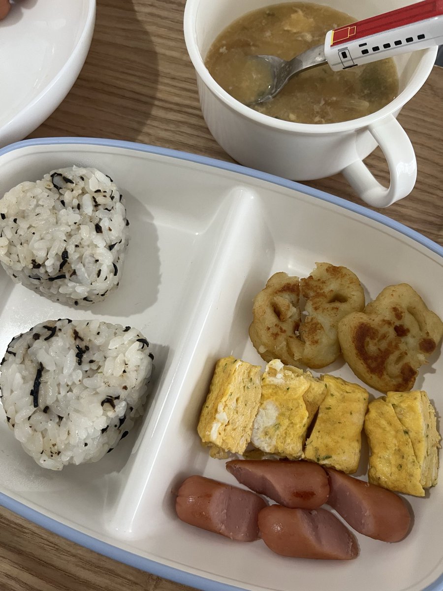 mnkt_25's tweet photo. お弁当みたいなお昼ご飯になってた笑
卵焼きはカビじゃなくて青のりね✋www https://t.co/bUhOdfgWej