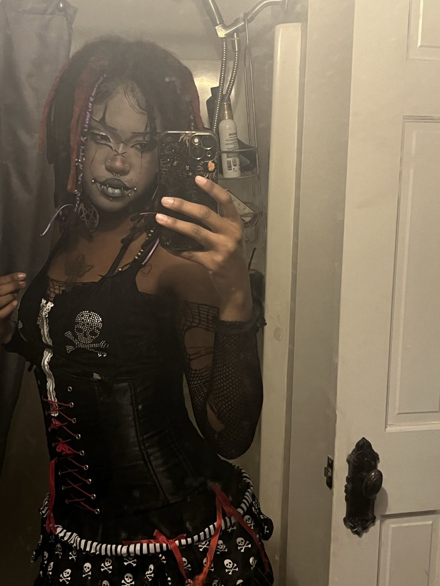 scream4mav's tweet photo. I only exist at night
#clown #clownmakeup #emo #goth #alt #tattoos #piercings #moots #emogirl #gothgirl 
wtf is that cover picture https://t.co/bqzwcpMByy