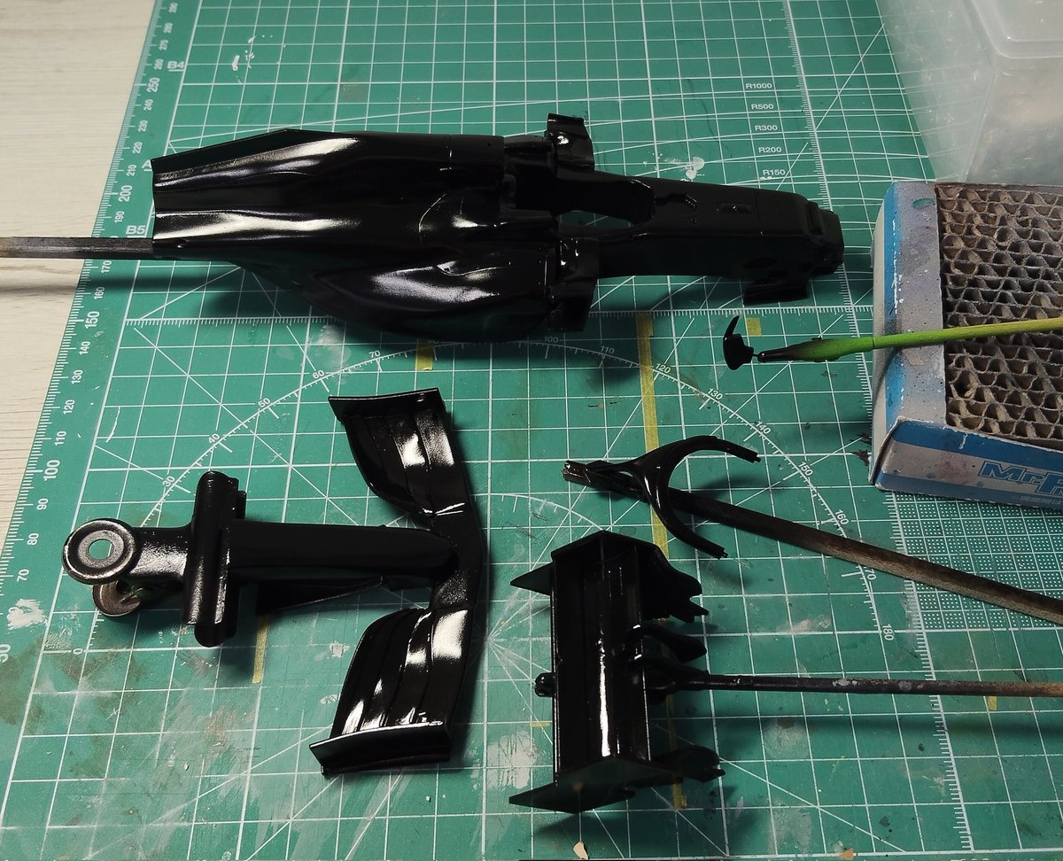 ilyYoRh's tweet photo. at02
やっと黒艶下地塗り
候補の塗料はプリズムブルーブラック以外どれも海外メーカなのでしばし放置 https://t.co/zrG4ycQAiW